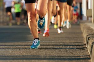 Krótkie dystanse, biegi terenowe czy maratony – który rodzaj biegania najbardziej obciąża układ kostno-stawowy? 1